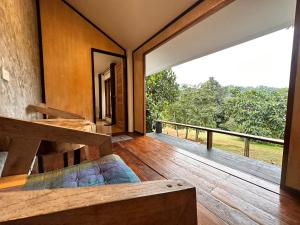 een kamer met een houten vloer en een groot raam bij Jungle guest house in Mae Hong Son