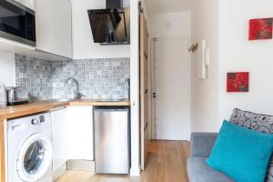 cocina con lavadora y secadora en una habitación en Montmartre Aparts 2 individual studios, en París