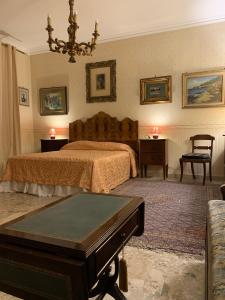 Un dormitorio con una cama y una mesa dentro. en Domus Diocleziano, en Nápoles