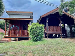 una casa con una gran terraza y un porche en Nuree Villa & Bungalow, en Krabi