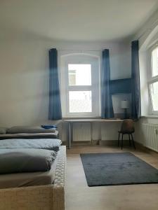 a bedroom with two beds and a window at Zur Altstadt in Plauen
