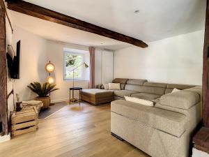 ein Wohnzimmer mit Sofa und Tisch in der Unterkunft L'Héritage de Durbuy in Durbuy