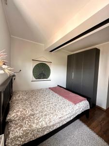 1 dormitorio con 1 cama y una pintura en la pared en Katowice City Centre III, en Katowice