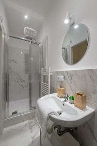 y baño blanco con lavabo y ducha. en Vienna my city apartment bright room, en Viena