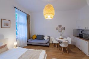 1 dormitorio con cama, sofá y mesa en Vienna my city apartment bright room, en Viena