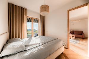 1 dormitorio con 1 cama grande y espejo grande en Kaluri Seaview Apartment, en Kuressaare