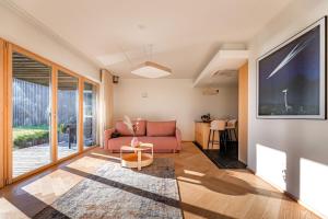 sala de estar con sofá y ventana grande en Kaluri Seaview Apartment, en Kuressaare