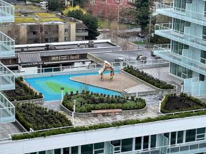 Výhľad na bazén v ubytovaní BrandNew Penthouse furnished with Versace 頂級閣樓公寓 alebo v jeho blízkosti