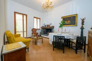 a living room with a table and a fireplace at Villino Liberty nel cuore della Marsica in Luco neʼ Marsi
