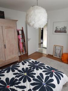 a bedroom with a bed and a pendant light at Joli appartement calme et spacieux, proche Strasbourg in Duppigheim