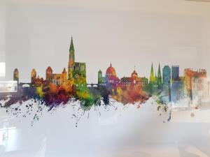 a painting of a city skyline at Joli appartement calme et spacieux, proche Strasbourg in Duppigheim