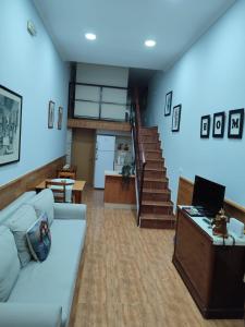 - un salon avec un canapé blanc et un escalier dans l'établissement Puerto Sol Playa, à Fuengirola
