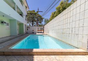 una piscina en la parte lateral de un edificio en Encanto do Francês (4 minutos, a pé, da Praia) en Praia do Frances