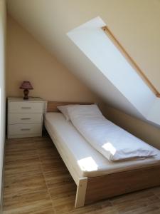 Schlafzimmer mit einem Bett und einem Fenster in der Unterkunft Noclegi Pod Lasem in Krakau