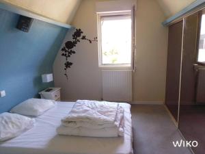 Ένα ή περισσότερα κρεβάτια σε δωμάτιο στο DUPLEX T2 PERROS-GUIREC LABEL 2*