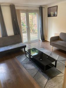 ein Wohnzimmer mit einem Sofa und einem Couchtisch in der Unterkunft Home in Medway 3bedroom free sports channel, parking in Chatham
