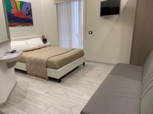 Residenza Suarez في نابولي: غرفه فندقيه سرير وتلفزيون