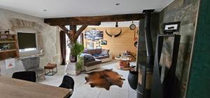 um quarto com uma sala de estar com lareira em Jacuzzi privé à 30km d'Annecy em Desingy
