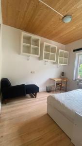 una camera con letto e soffitto in legno di Studio vue sur Meuse a Namur