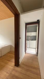 una habitación vacía con una puerta que da a un dormitorio en Studio vue sur Meuse, en Namur