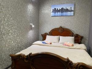 duas bonecas deitadas numa cama num quarto em STAR CITY Hostel em Kiev