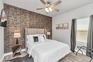 a bedroom with a bed and a ceiling fan at TEXAS-Style 2 BR Apartment near NRG Stadium, University of Houston, Med Center, Gated, Wifi, Parking in Houston