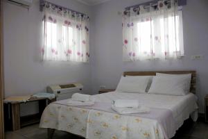 - une chambre avec un lit et 2 serviettes dans l'établissement Sea Breeze ena, à Korakokhórion