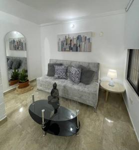 a living room with a couch and a table at Apartamento excepcional con excelente ubicación in Bello