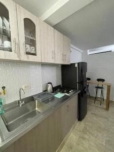 a kitchen with a sink and a refrigerator at Apartamento excepcional con excelente ubicación in Bello
