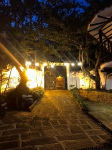 Una pasarela de piedra con luces por la noche en Cabañas Coloniales con Entorno Natural en Barichara, en Barichara