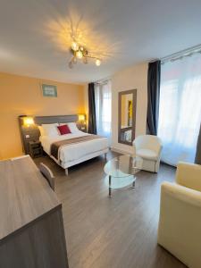 a hotel room with a bed and a table at Luxor Bastille Hotel in Paris
