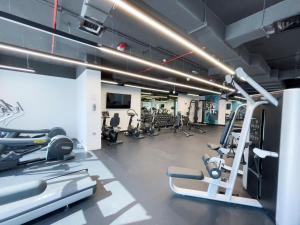 Fitness centrum a/nebo fitness zařízení v ubytování Dive into Luxury at LIV Residence - Suiteable