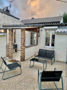 - un ensemble de chaises et d'une table sur une terrasse dans l'établissement Maison avec terrasse au Havre, au Havre