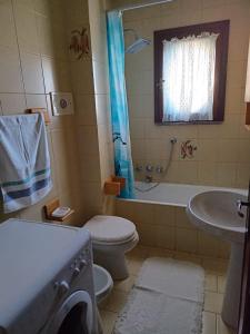 uma casa de banho com um WC, uma banheira e um lavatório. em Appartamento Bersani em CastellʼArquato