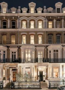 ロンドンにあるCosy High-ceiling Victorian flat with balcony - 2mins to Hyde Park, Kensington Palace, NottingHill, High Street Kensington,2BR 2Bathsの大きな白い建物