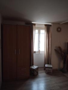 un soggiorno con armadio e finestra di Maison de village appartement RDC avec terrasse a Gy