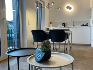 sala de estar con mesa y sillas y cocina en Stilvolles Ferinen-Apartment im Herzen von Xanten, en Xanten