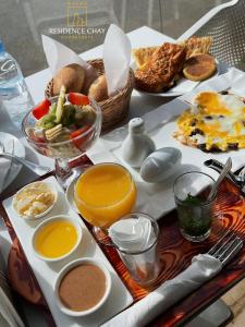 een dienblad met ontbijtproducten op een tafel bij Residence Chay - Appartement de luxe in Ouarzazate