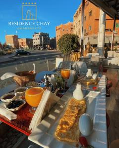 瓦爾扎扎特的住宿－Residence Chay - Appartement de luxe，街上有一张桌子,上面有食物