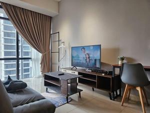 TV a/nebo společenská místnost v ubytování Grand Medini, Iskandar Puteri, Johor