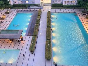 マニラにあるStaycation in Quezon City by DJ 143 with pool and PS5の大型スイミングプールの景色
