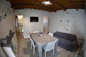 a living room with a table and a couch at Casa Alice in Raccano