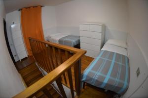 ein kleines Zimmer mit 2 Betten und einer Treppe in der Unterkunft Casa Alice 