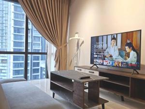 TV a/nebo společenská místnost v ubytování Grand Medini, Iskandar Puteri, Johor