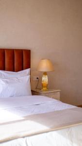 Postel nebo postele na pokoji v ubytování Riad villa saphir & SPA