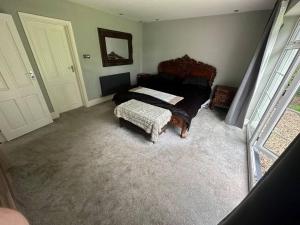1 Schlafzimmer mit 2 Betten in einem Zimmer in der Unterkunft Jaw Dropping House with Private Indoor Pool and Hot Tub in Peover Superior