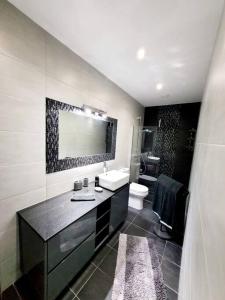 uma casa de banho com um lavatório e um WC em New&Cosy Apartment with Balcony em San Ġwann