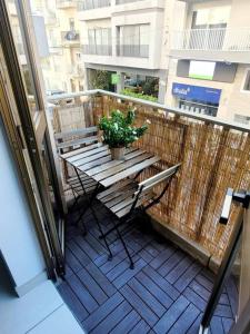 a balcony with a table with a plant on it at New&Cosy Apartment with Balcony in San Ġwann