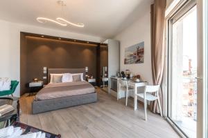 1 dormitorio con cama, mesa y escritorio en Capruzzi Guest House en Bari