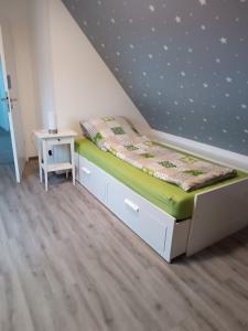 SurwoldにあるGästehaus Atrico Surwoldの小さなベッドルーム(ベッド1台、小さなテーブル付)
